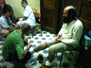 W punkcie medycznym w Trzebczu – Marka opatruje Marcin